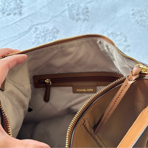 EUC MICHAEL KORS LEATHER HOBO - Picture 6 of 6